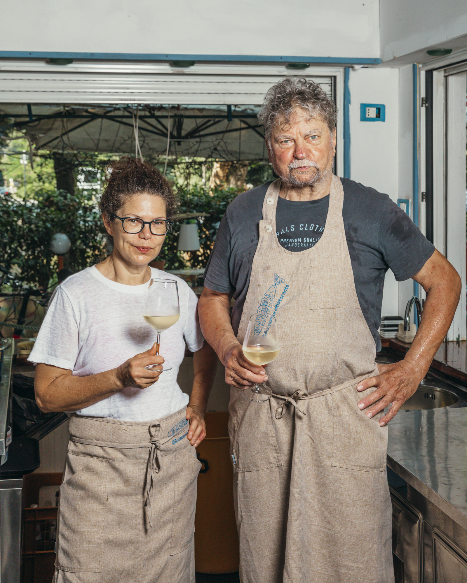 I titolari del ristorante Il Buonumore in cucina con un calice di vino bianco