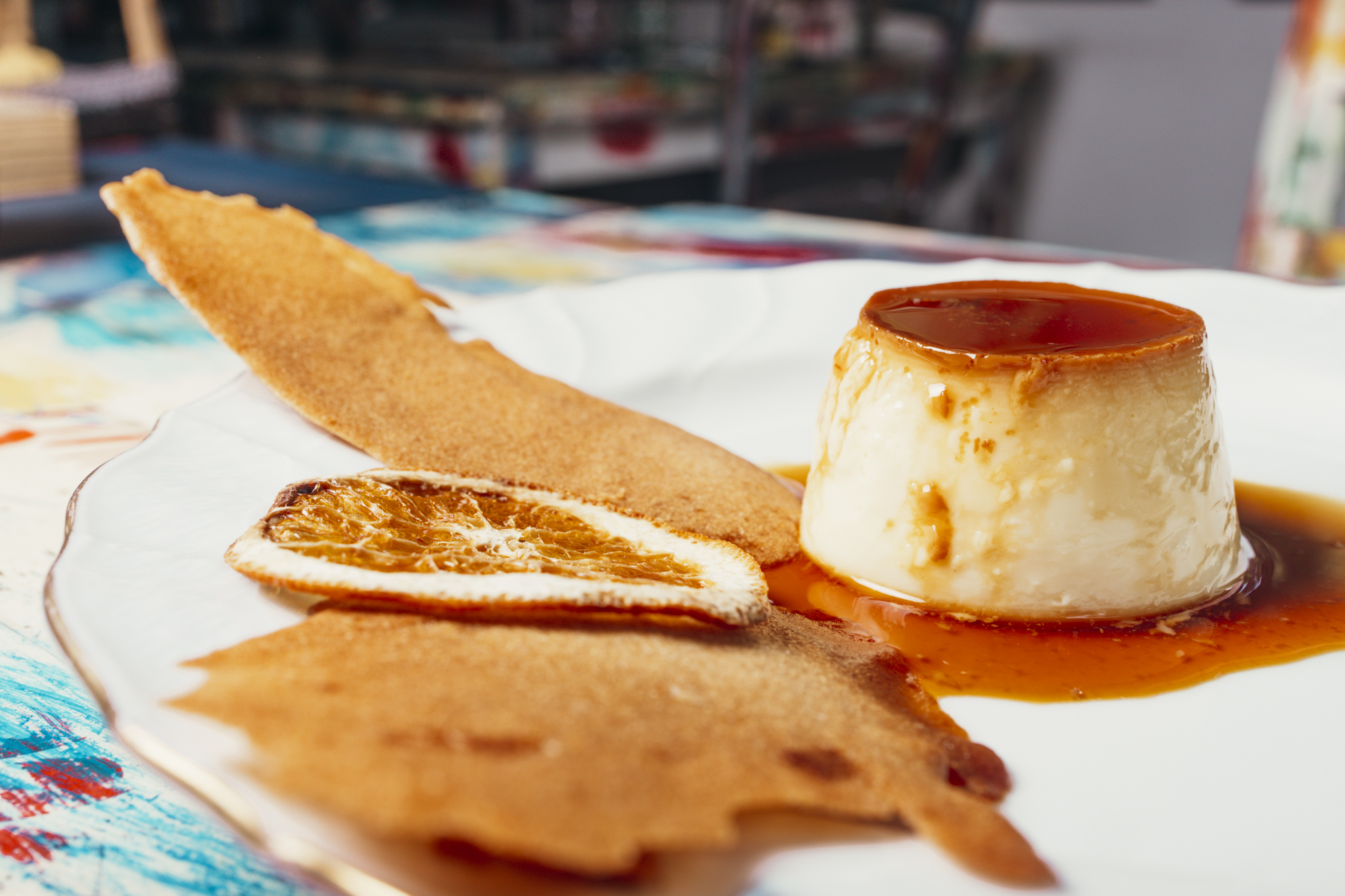 Crème caramel con cialda croccante e arancia essiccata