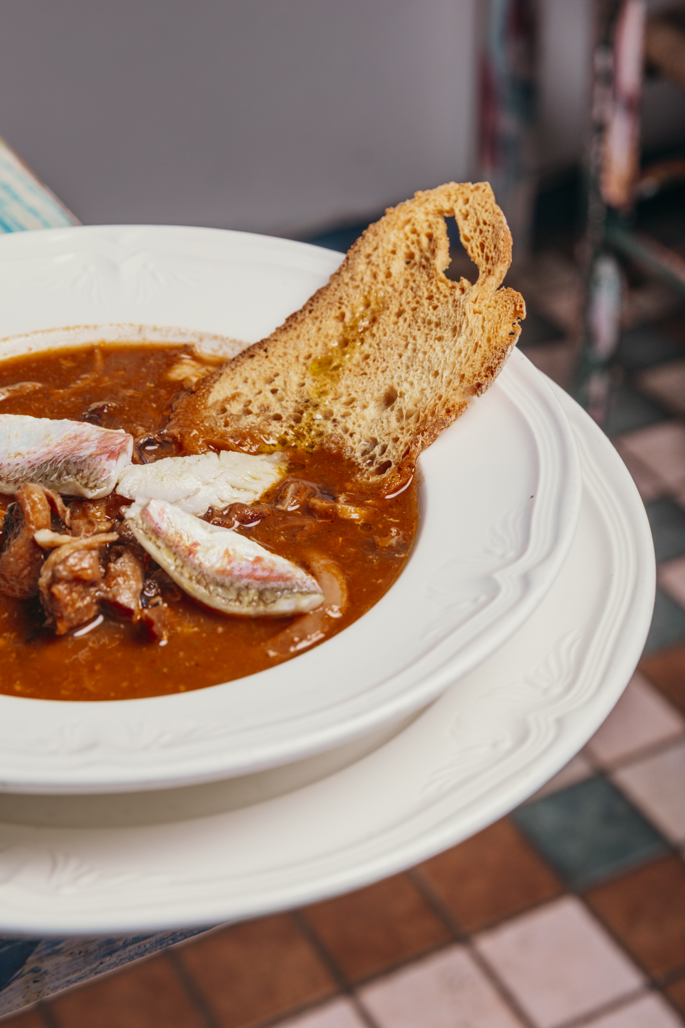 Zuppa di pesce del giorno con crostone di pane, cucina di mare a Viareggio