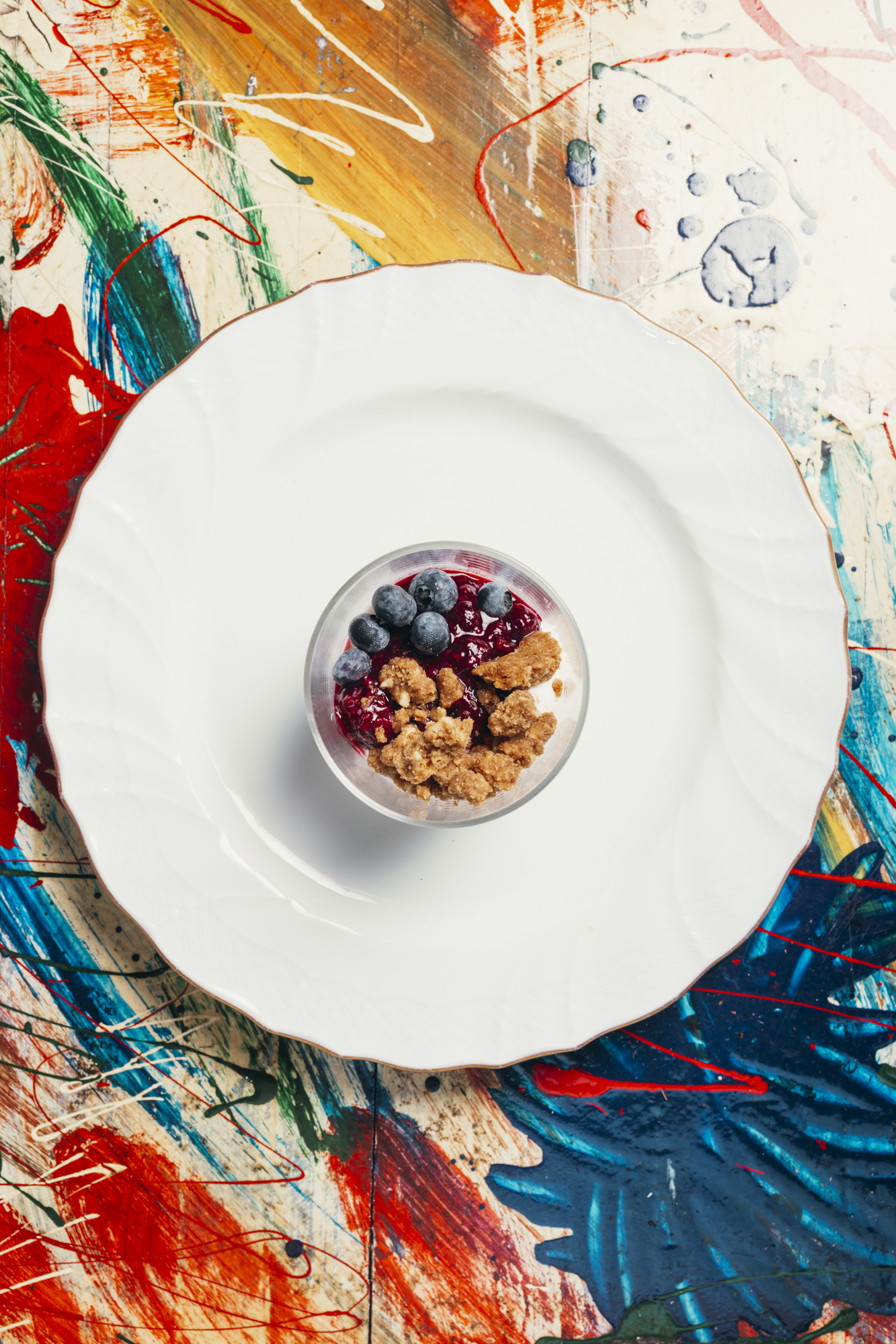 Dessert al bicchiere con frutti di bosco e crumble