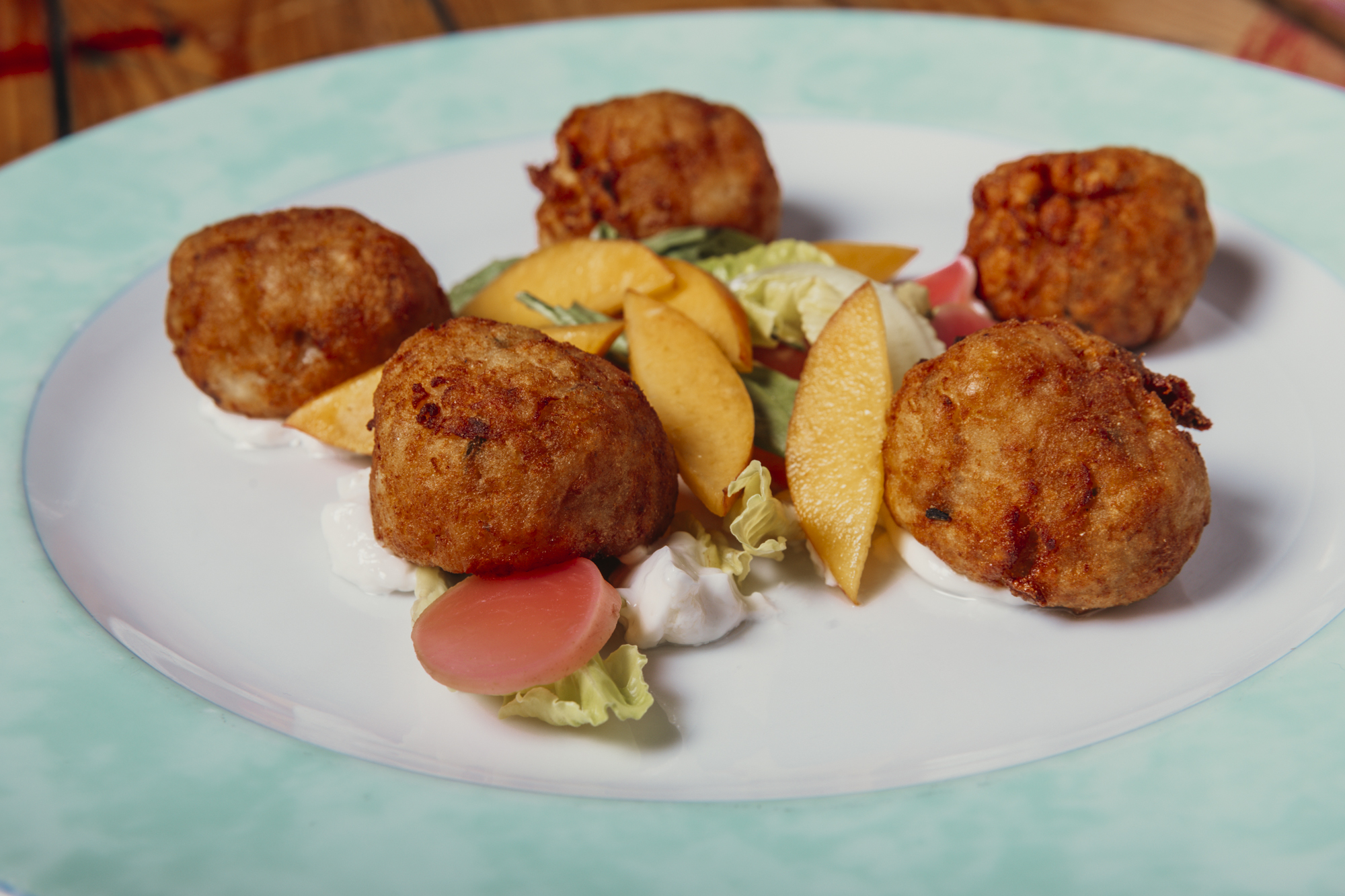 Polpette di pesce fritte con pesca e verdure marinate, Il Buonumore Viareggio
