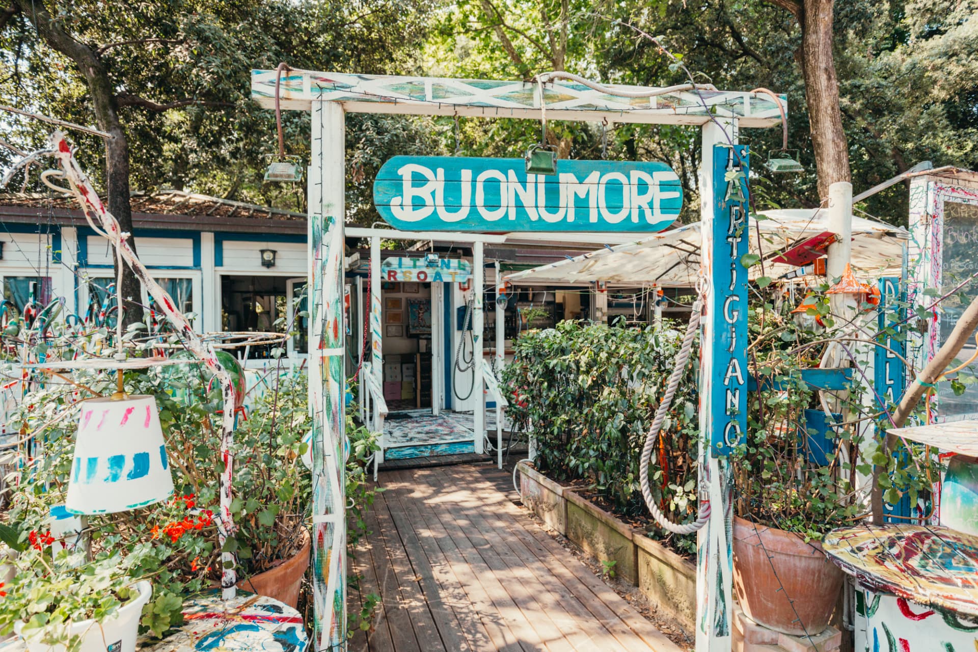 L'ingresso dell'osteria Il Buonumore a Viareggio con l'insegna dipinta a mano